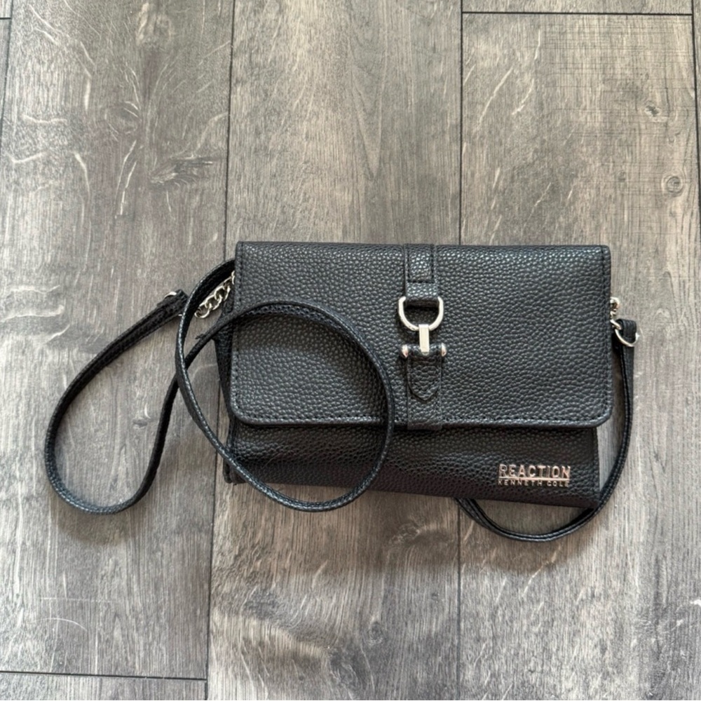 Kenneth Cole Reaction Black Pebbled Crossbody Wallet